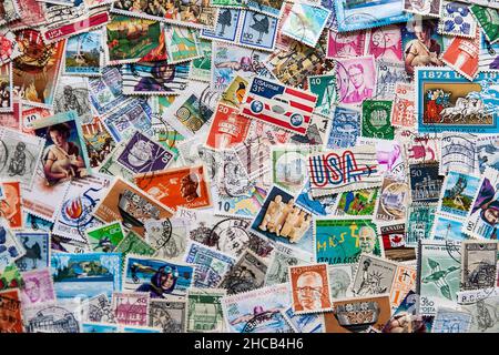 Anciens timbres-poste de différents pays Banque D'Images