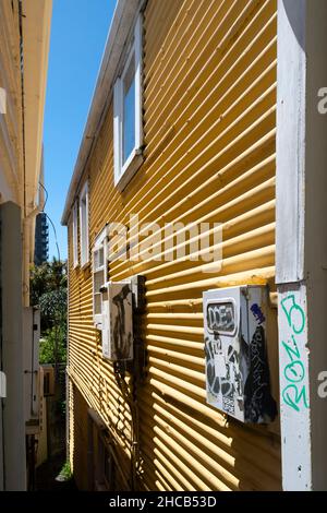 Maison jaune revêtue de fer ondulé, Aro Street, Wellington, Île du Nord, Nouvelle-Zélande Banque D'Images