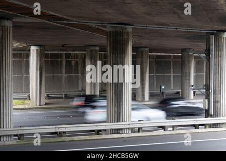 Circulation se déplaçant à grande vitesse sous un pont sur l'autoroute urbaine Wellington, Île du Nord, Nouvelle-Zélande Banque D'Images