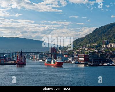 Le Kristian avec, un cargo général partant du port de Bergen en début de matinée d'une journée de Summers. Banque D'Images