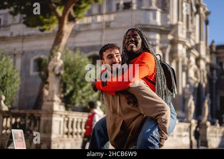 Couple multiracial de jeunes amoureux se trouvant dans un centre-ville baroque Banque D'Images