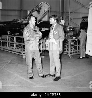 L’acteur de la série télévisée 1960s Star Trek, Leonard ‘Boness’ McCoy, a joué par DeForest Kelley lors d’une conférence avec Bill Dana, pilote X-15 de la NASA, devant l’un des trois X-15 lors d’une visite au Centre de recherche de vol Dryden de la NASA, aujourd’hui Armstrong, en 1967. Banque D'Images