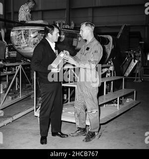 Les acteurs de la série télévisée 1960s Star Trek visitent le Centre de recherche en vol Dryden de la NASA, aujourd’hui appelé Armstrong, en 1967.L’ingénieur en chef Montgomery ‘Scotty’ Scott, joué par James Doohan, s’entretient avec le pilote de la NASA Bruce Peterson. Banque D'Images