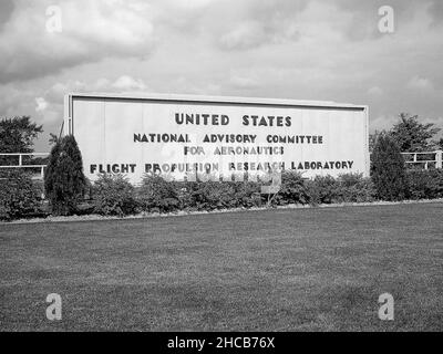 Le panneau près de l'entrée du Laboratoire de recherche sur la propulsion de vol du Comité consultatif national de l'aéronautique (NACA).Le nom a été changé plusieurs semaines plus tard pour le Lewis Flight propulsion Laboratory en l'honneur de l'ancien directeur de la recherche aéronautique du NACA, George W. Lewis.Le laboratoire de recherche a eu cinq noms différents depuis sa création en 1941.Le laboratoire de Cleveland était à l'origine connu sous le nom de laboratoire de recherche sur les moteurs d'avions NACA.En 1947, il a été rebaptisé Laboratoire de recherche sur la propulsion de vol du NACA pour refléter l'expansion des activités de recherche au-delà de Just Banque D'Images