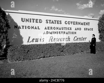 Un agent de sécurité examine le nouveau panneau près de l'entrée du centre de recherche Lewis un jour après la création officielle de la National Aeronautics and Space Administration (NASA).La NASA est entrée en vigueur le 1 octobre 1958, et le Laboratoire de propulsion de vol Lewis du Comité consultatif national de l'aéronautique (NACA) est devenu le Centre de recherche Lewis de la NASA.Lewis a subi une réorganisation majeure et a commencé à concentrer ses efforts presque exclusivement sur le programme spatial.Les chercheurs de NACA Lewis ont préconisé d'autres recherches spatiales pendant des années.Dès 1955, la direction de Lewis a exhorté le CNA Banque D'Images