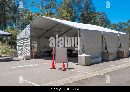 Un passage dans le centre d'évaluation Covid-19 de Willoughby, en Nouvelle-Galles du Sud, en Australie, où des échantillons sont prélevés gratuitement pour les tests Banque D'Images