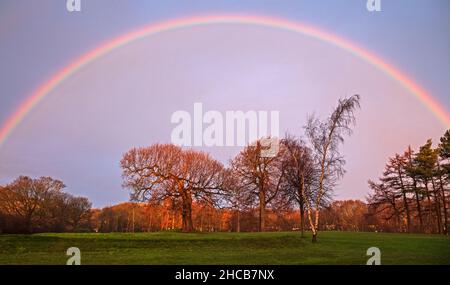 Parcours de golf Duddingston, Édimbourg, Écosse.27th décembre 2021.Raibow au-dessus du parcours de golf pendant une légère douche à effet pluie, avec une température de 3 degrés, au-dessus des arbres juste après le lever du soleil.Credit: Archwhite/alamy Live News. Banque D'Images