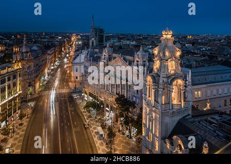Budapest, Hongrie - vue aérienne de Ferenciek tere (place des Franciscains) au crépuscule.Cette vue inclut le palais Matild illuminé, le palais Klotild, K Banque D'Images