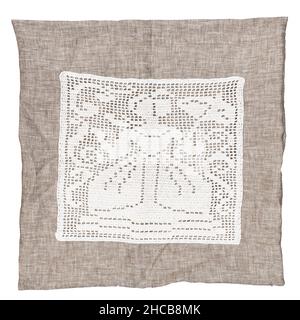 taie d'oreiller vide faite à la main avec broderie vintage de dame avec parapluie fait à la main par filet crochet technique isolée sur fond blanc Banque D'Images