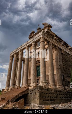 Temple d'Antoninus et Faustina et San Lorenzo à l'église Miranda au Forum romain de Rome, Italie Banque D'Images