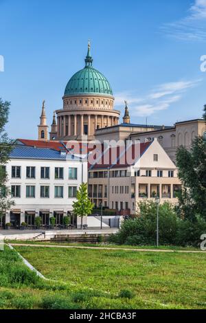 Ville de Potsdam en Allemagne, ligne d'horizon avec dôme de l'église Saint-Nicolas, vue du parc sur l'île de l'amitié (Freudschaftsinsel). Banque D'Images