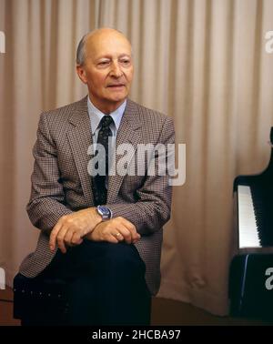 Le célèbre compositeur et chef d'orchestre polonais Witold Lutoslawski dans la salle de concert de la radio suédoise, Berwaldhallen.Stockholm dans les années 80, Suède. Banque D'Images