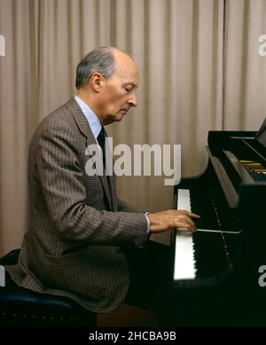 Le célèbre compositeur et chef d'orchestre polonais Witold Lutoslawski dans la salle de concert de la radio suédoise, Berwaldhallen.Stockholm dans les années 80, Suède. Banque D'Images