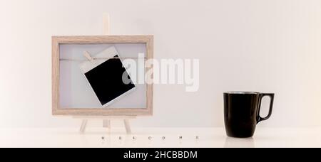 Modèle avec cadre photo avec espace vide pour les logos, inscription publicitaire.Photo instantanée dans un cadre photo sur un espace de travail. Banque D'Images