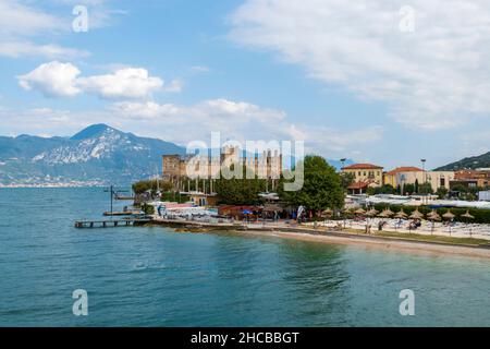 Blick auf Torri del Benaco mit der Skaligerburg am Gardasee Banque D'Images