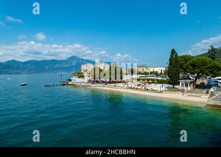 Blick auf Torri del Benaco mit der Skaligerburg am Gardasee Banque D'Images