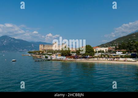 Blick auf Torri del Benaco mit der Skaligerburg am Gardasee Banque D'Images