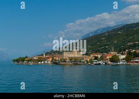 Blick auf Torri del Benaco mit der Skaligerburg am Gardasee Banque D'Images