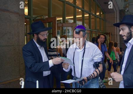 Les garçons juifs orthodoxes de Chabad se sont rendus aux autres juifs pour les inciter à prier en portant la tefiline.À la gare Grand Central Station de Manhattan, N Banque D'Images