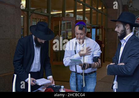 Les garçons juifs orthodoxes de Chabad se sont rendus aux autres juifs pour les inciter à prier en portant la tefiline.À la gare Grand Central Station de Manhattan, N Banque D'Images