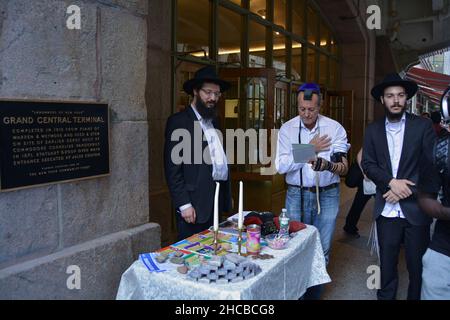 Les garçons juifs orthodoxes de Chabad se sont rendus aux autres juifs pour les inciter à prier en portant la tefiline.À la gare Grand Central Station de Manhattan, N Banque D'Images