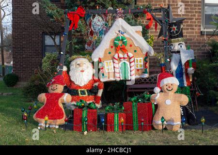 Décorations de Noël à l'extérieur et un complexe d'appartements à Whitestone, queens, New York. Banque D'Images