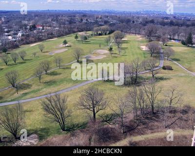 Vue sur le parcours de golf North Shore Towers avec manhattan en arrière-plan.Vue depuis l'étage 19th.À Queens, New York. Banque D'Images