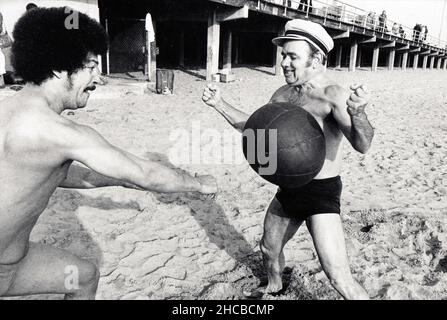 Les membres de l'exercice Polar Bear Club avec un medecine ball lors de la nage annuelle du jour de l'an 1976 à Coney Island, Brooklyn, New York Banque D'Images