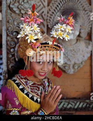 Indonésie.Bali.Ubud.Portrait d'une jeune fille en costume traditionnel de danse de festival. Banque D'Images