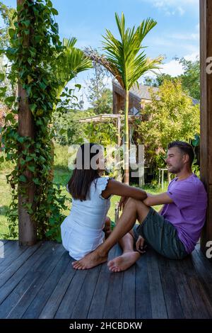 Cottage de style scandinave dans le nord de la Thaïlande province de Nan avec vue sur les rizières en Thaïlande, champ de riz vert. Banque D'Images