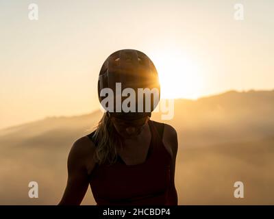 Sportswoman portant un casque regardant vers le bas Banque D'Images