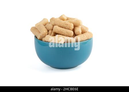 Le sarrasin doux se colle dans un bol bleu sur fond blanc.Copier l'espace. Banque D'Images