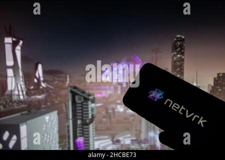 Rheinbach, Allemagne 27 novembre 2021, le logo de la crypto-monnaie 'netvrk' sur l'affichage d'un smartphone (Focus sur le logo) Banque D'Images