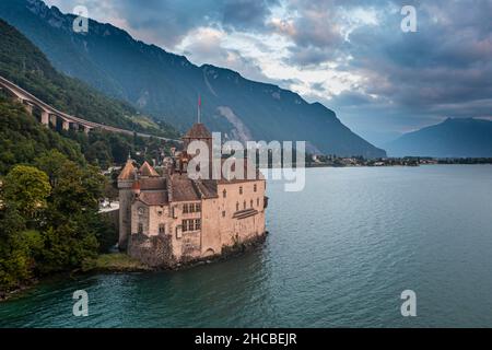 Suisse, canton de Vaud, Veytaux, vue aérienne du lac Léman et château de Chillon au crépuscule Banque D'Images