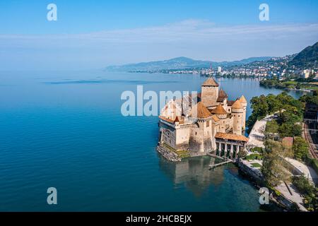 Suisse, canton de Vaud, Veytaux, vue aérienne du lac Léman et du château de Chillon Banque D'Images