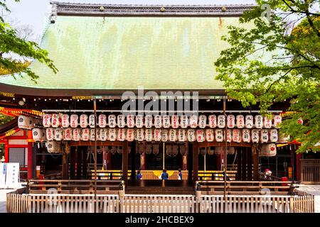 Le Buden Hall au sanctuaire de Yasaka à Kyoto. Utilisé pour les cérémonies de dédicace et les mariages, il a 281 lanternes en papier blanc, chochin, accrochées en rangées. Banque D'Images