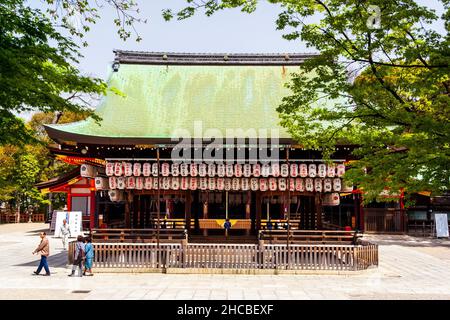 Le Buden Hall au sanctuaire de Yasaka à Kyoto. Utilisé pour les cérémonies de dédicace et les mariages, il a 281 lanternes en papier blanc, chochin, accrochées en rangées. Banque D'Images