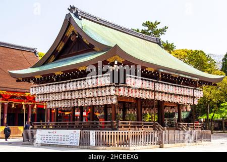 Le Buden Hall au sanctuaire de Yasaka à Kyoto. Utilisé pour les cérémonies de dédicace et les mariages, il a 281 lanternes en papier blanc, chochin, accrochées en rangées. Banque D'Images