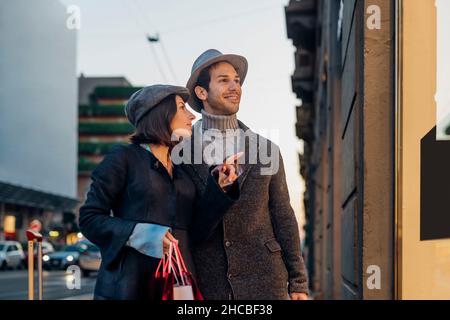 Jeune couple fenêtre shopping blanc voyage en ville Banque D'Images