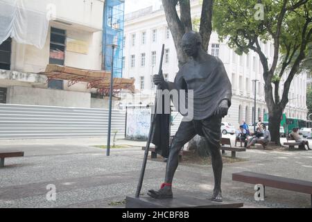 salvador, bahia, brésil - 7 décembre 2021 : statue du chef indien Mahatma Gandhi sur une place de la ville de Salvador. Banque D'Images