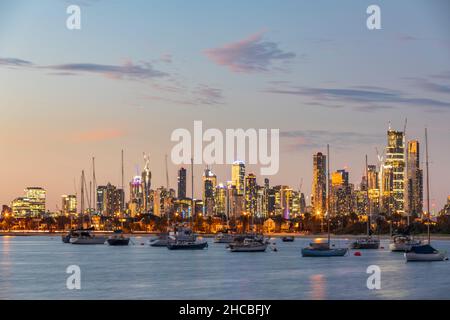Australie, Victoria, Melbourne, nuages au-dessus de yachts flottant dans le Royal Melbourne Yacht Squadron Marina au coucher du soleil Banque D'Images