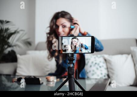 Vlogger application de mascara et d'influencer par le biais de smartphone à la maison studio Banque D'Images