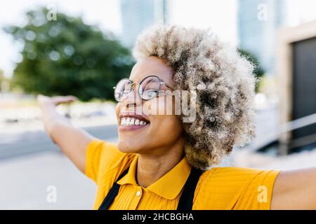 Femme insouciante aux bras étirés Banque D'Images