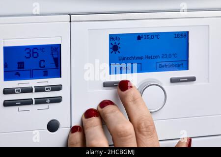 Chauffe-eau manuel pour femme à la maison Banque D'Images