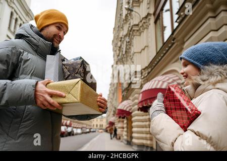Père faisant des achats de fenêtre avec des enfants au magasin Banque D'Images