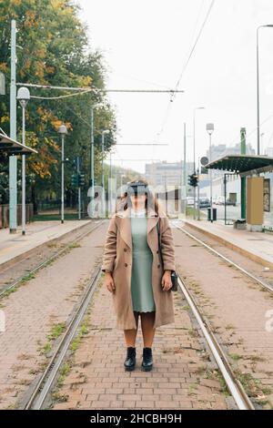 Jeune femme de plus grande taille portant un simulateur de réalité virtuelle sur la piste de marche Banque D'Images