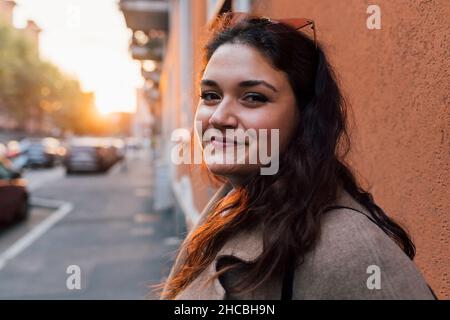 Jeune femme souriante et de grande taille sur la piste de marche Banque D'Images
