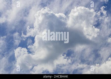 nuages sur vent et jour ensoleillé sur ciel bleu Banque D'Images