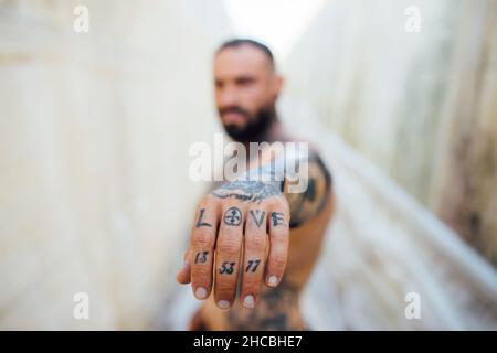 Homme montrant la main tatouée Banque D'Images