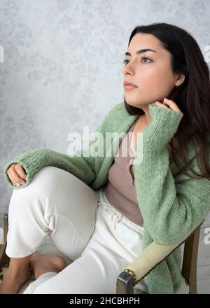 Femme gaie avec des cheveux touffés devant le mur Banque D'Images